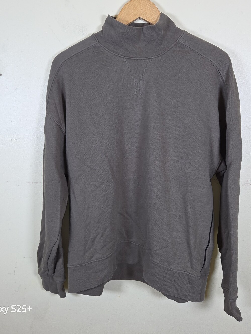 Evereve Women's Mockup turtleneck sweatshirt Size Medium